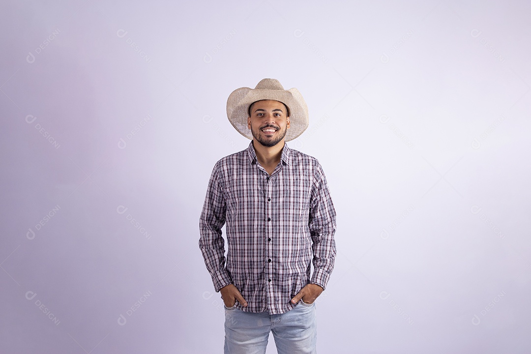 Homem jovem barbudo usando roupas de São João