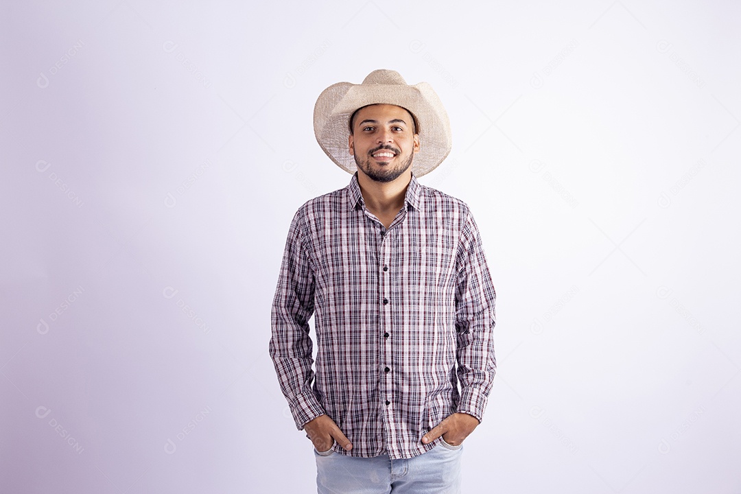 Homem jovem barbudo usando roupas de São João