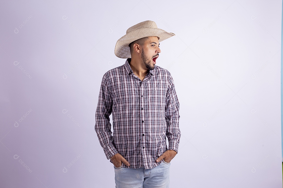 Homem jovem barbudo usando roupas de São João