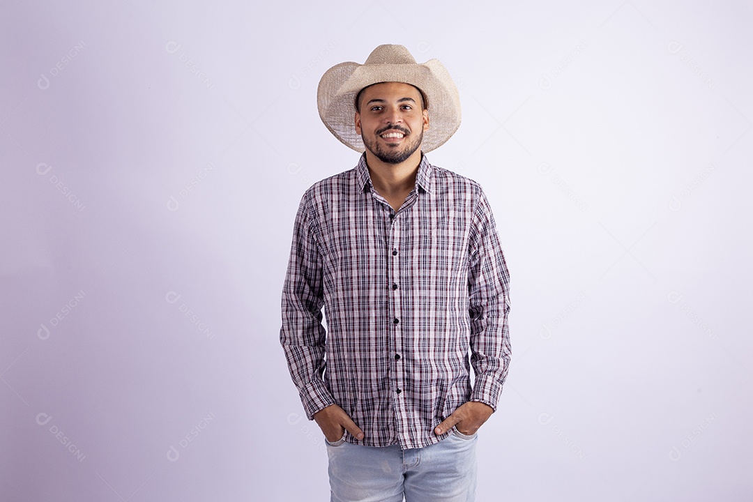 Homem jovem barbudo usando roupas de São João