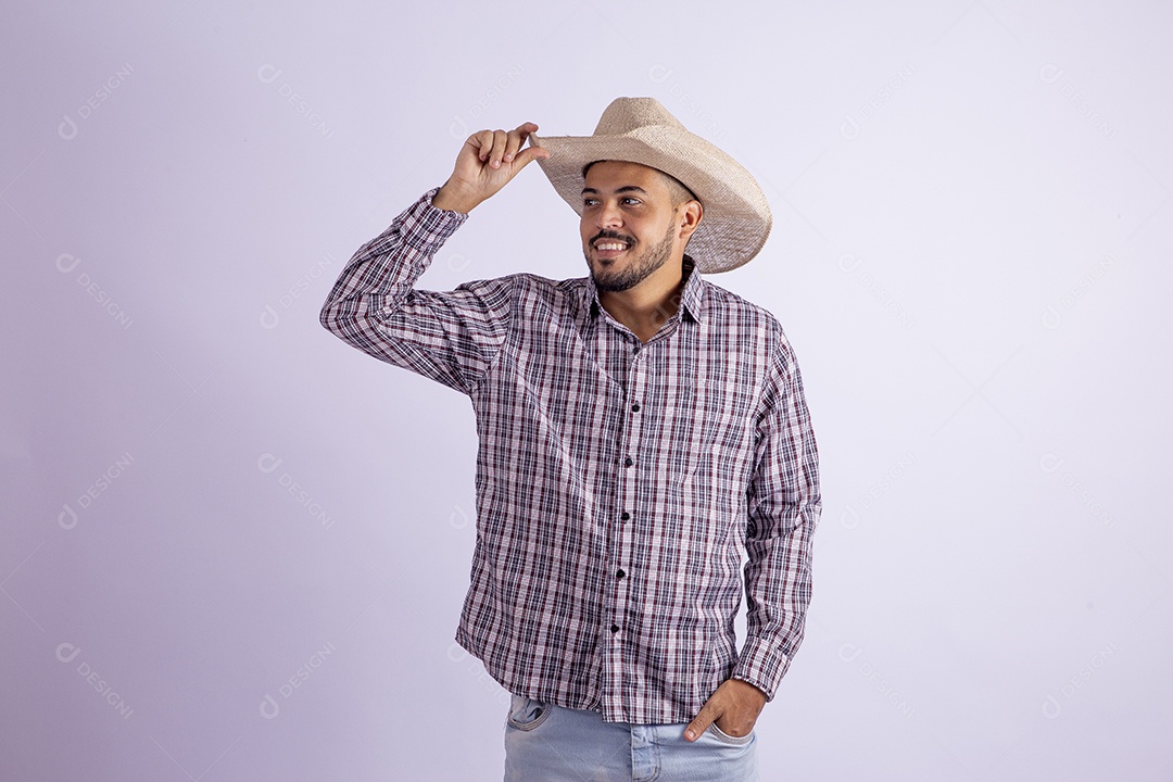 Homem jovem barbudo usando roupas de São João