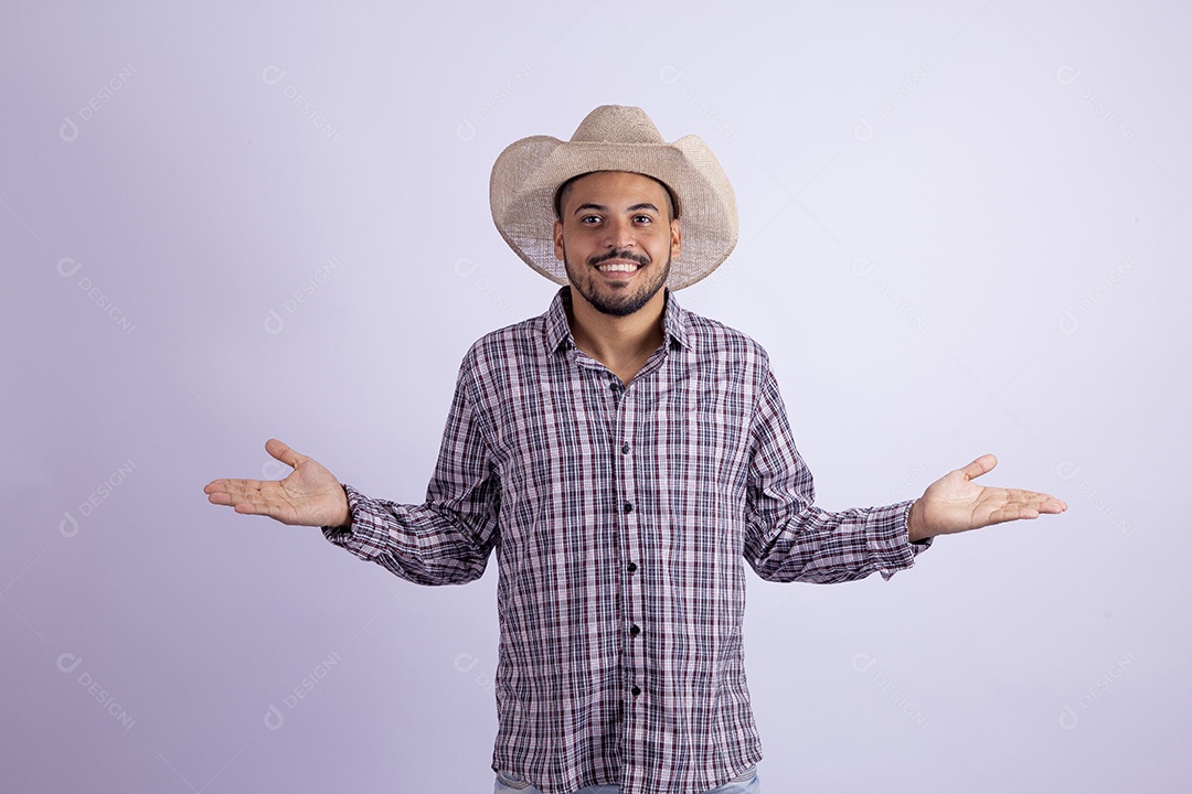 Homem jovem barbudo usando roupas de São João segurando celular smartphone