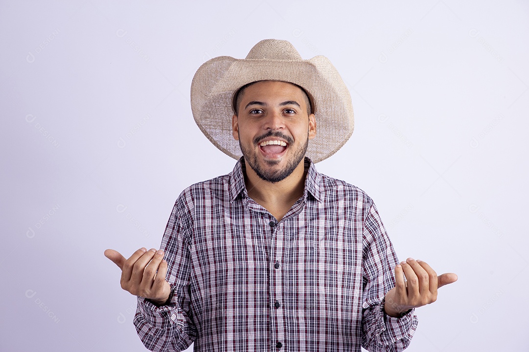 Homem jovem barbudo usando roupas de São João segurando celular smartphone