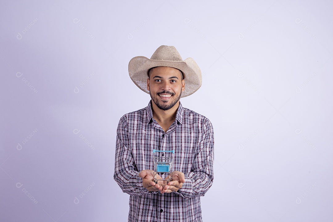 Homem jovem barbudo usando roupas de São João segurando carrinho de compras de supermercado