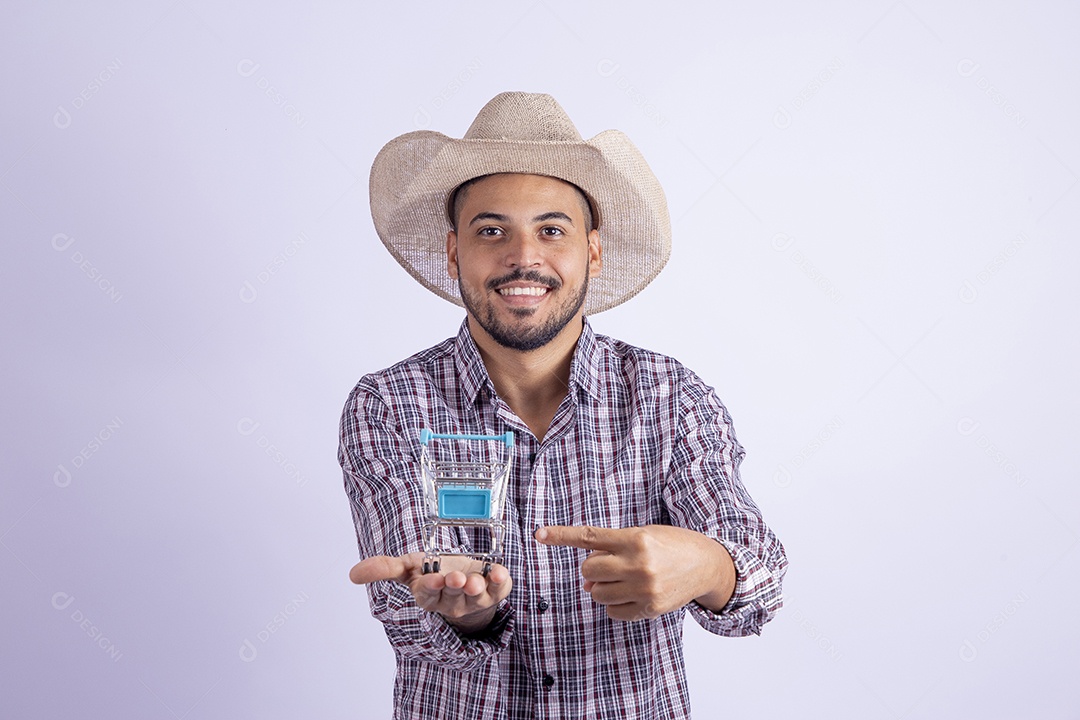 Homem jovem barbudo usando roupas de São João segurando carrinho de compras de supermercado