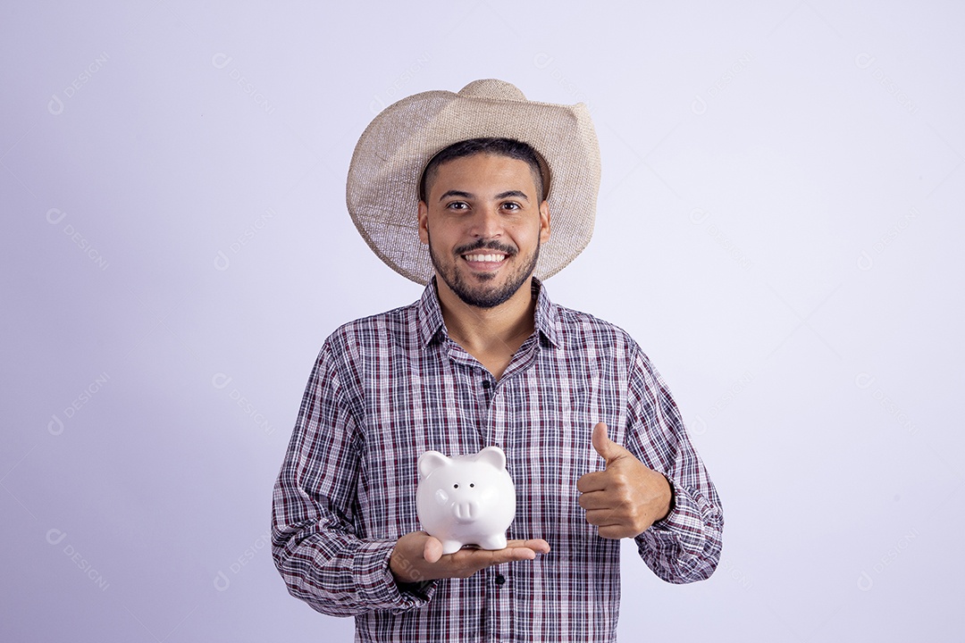 Homem jovem barbudo fantasiado celebrando festas juninas