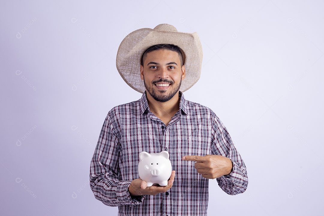 Homem jovem barbudo fantasiado celebrando festas juninas