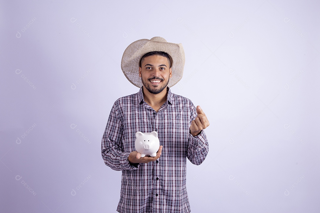 Homem jovem barbudo fantasiado celebrando festas juninas