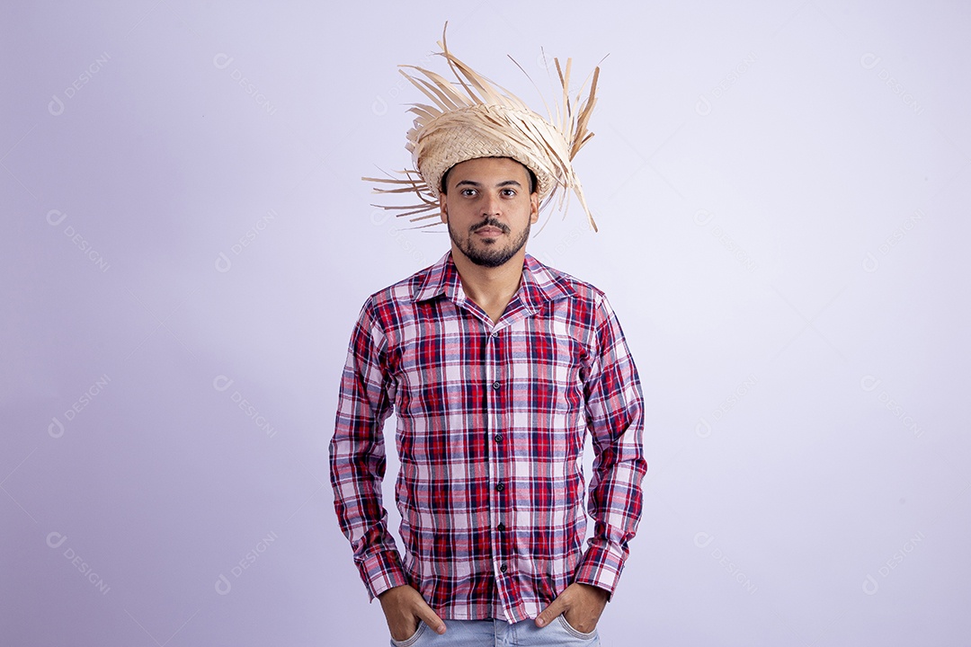 Homem jovem barbudo fantasiado com roupas de São João