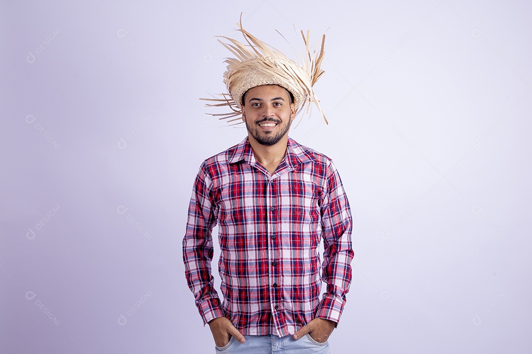 Homem jovem barbudo fantasiado com roupas de São João