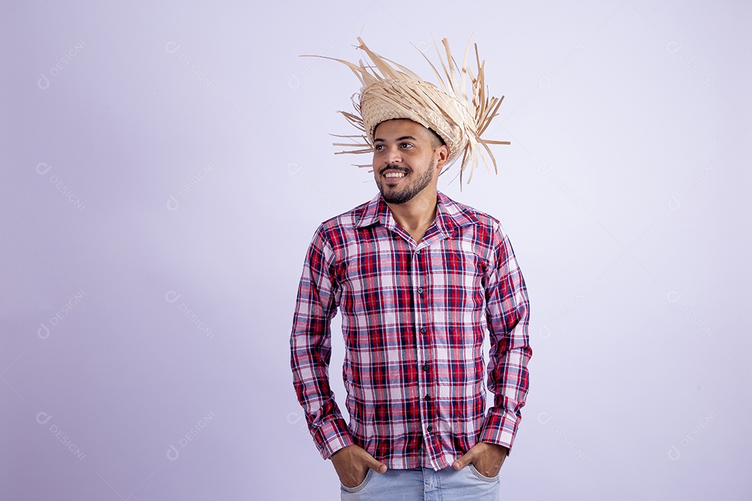 Homem jovem barbudo fantasiado com roupas de São João