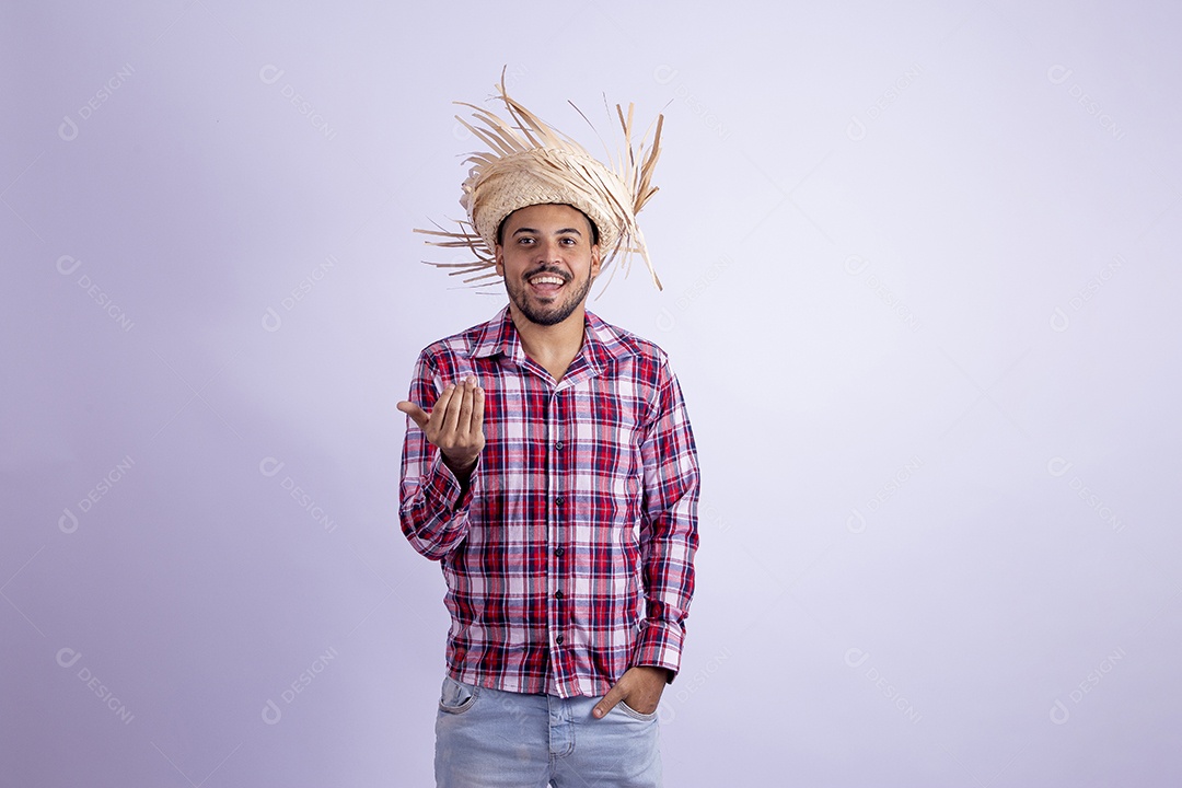 Homem jovem barbudo fantasiado com roupas de São João