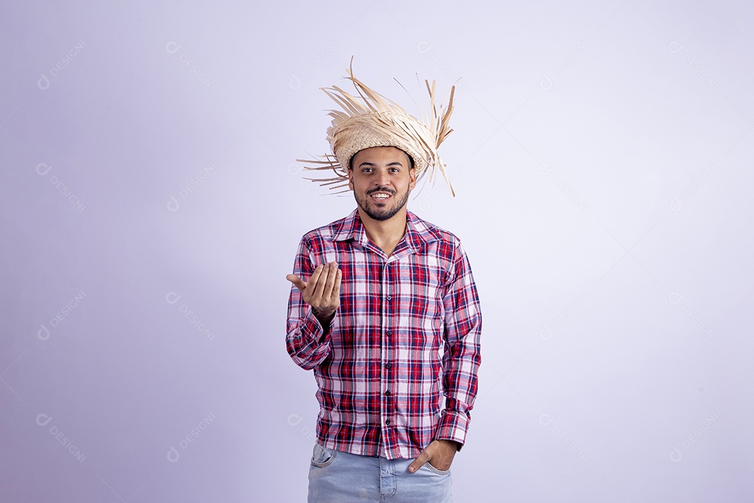 Homem jovem barbudo fantasiado com roupas de São João