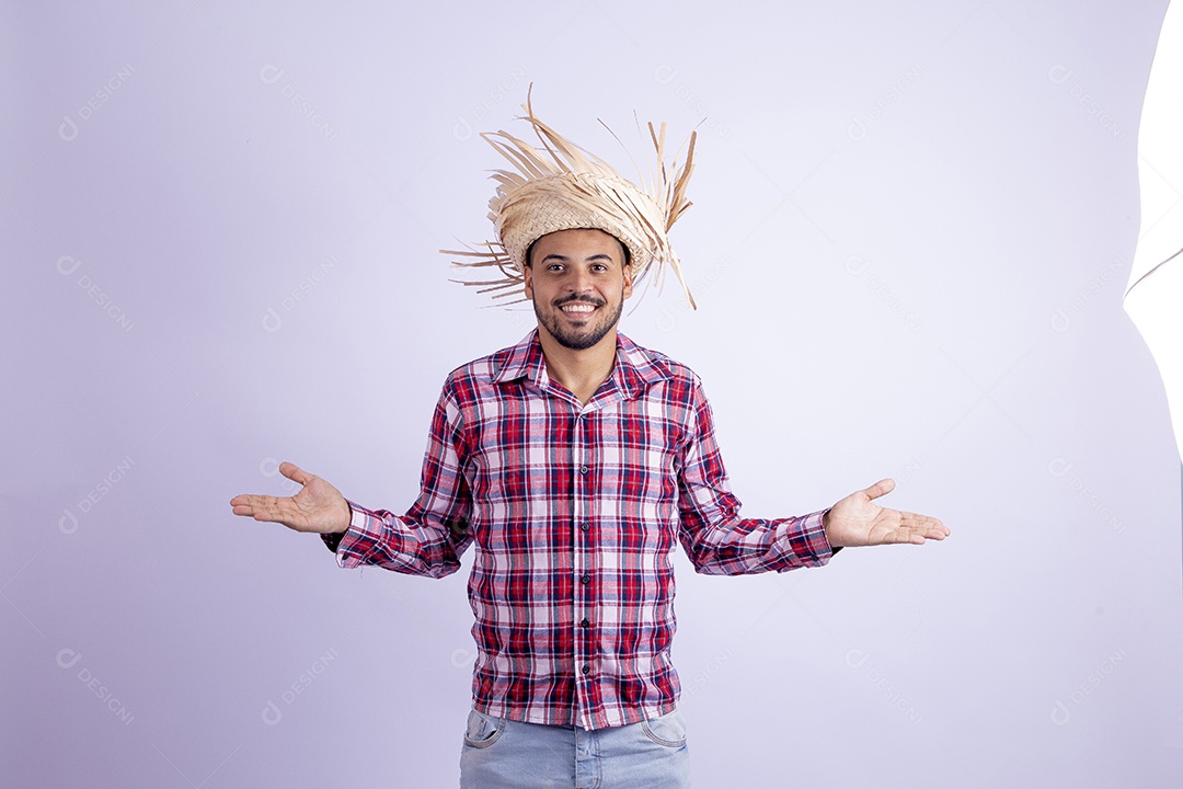 Homem jovem barbudo fantasiado com roupas de São João