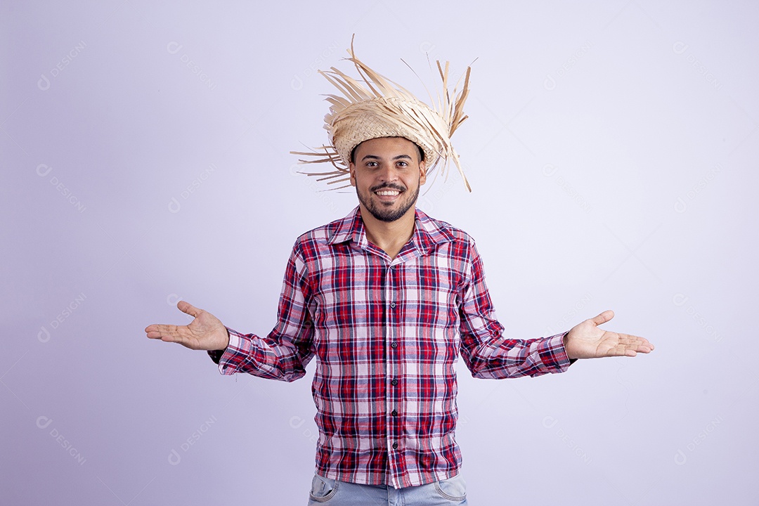 Homem jovem barbudo fantasiado com roupas de São João