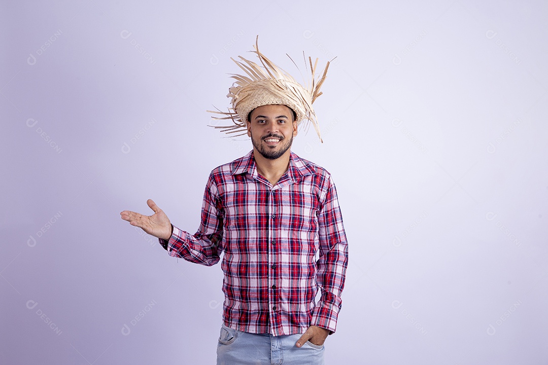 Homem jovem barbudo fantasiado com roupas de São João