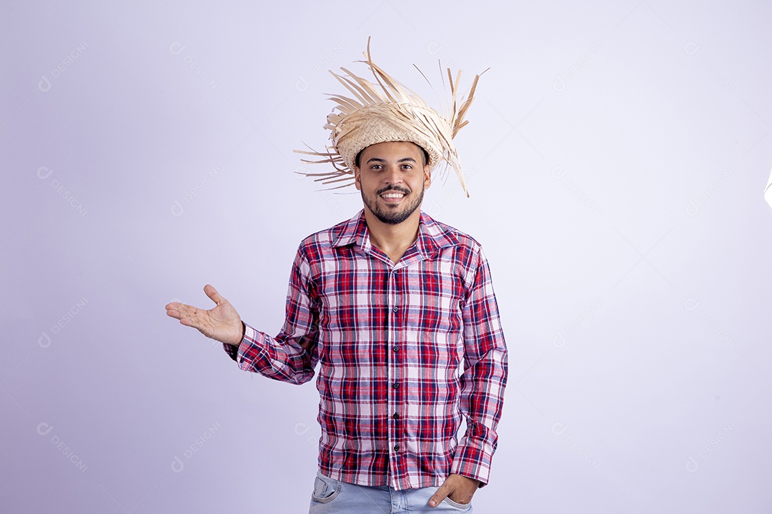 Homem jovem barbudo fantasiado com roupas de São João