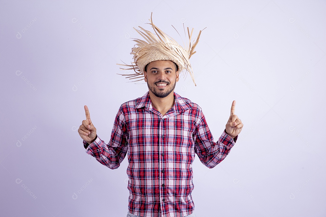 Homem jovem barbudo fantasiado com roupas de São João