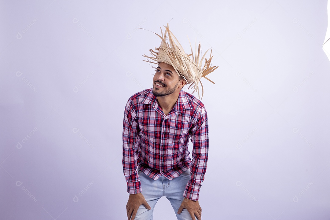 Homem jovem barbudo fantasiado celebrando festas juninas