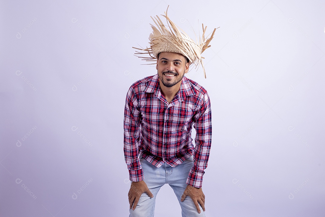 Homem jovem barbudo fantasiado celebrando festas juninas