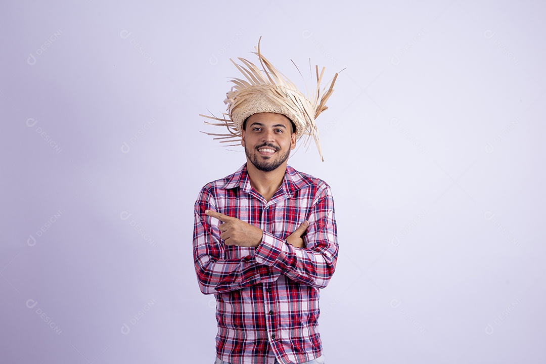 Homem jovem barbudo fantasiado celebrando festas juninas