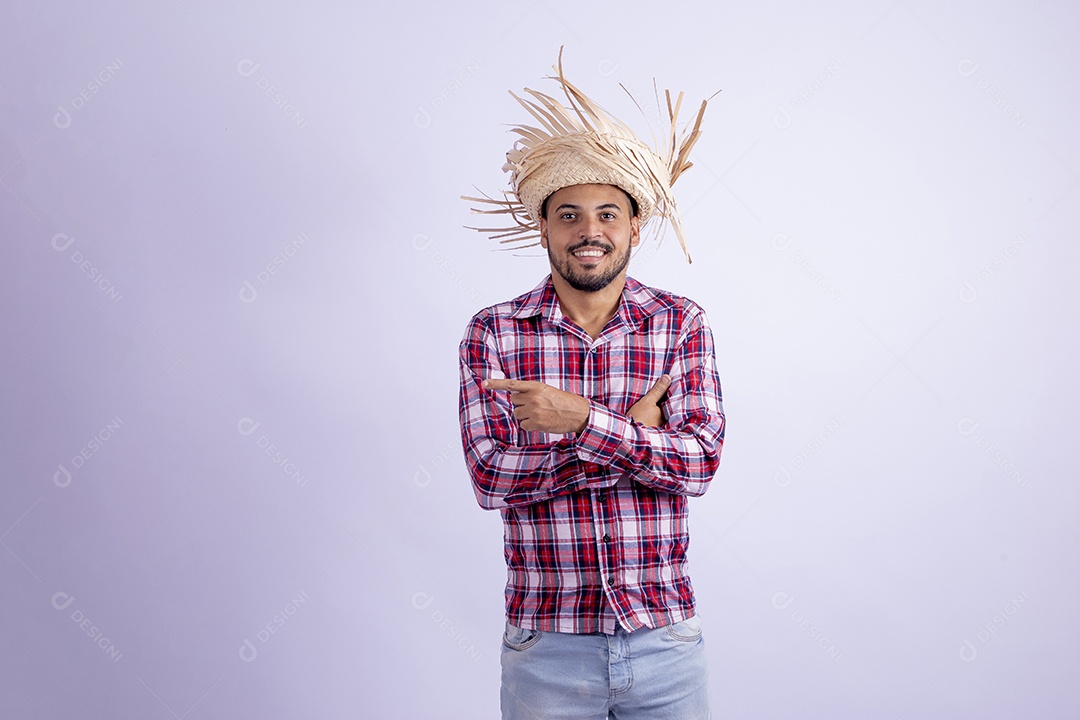 Homem jovem barbudo fantasiado celebrando festas juninas