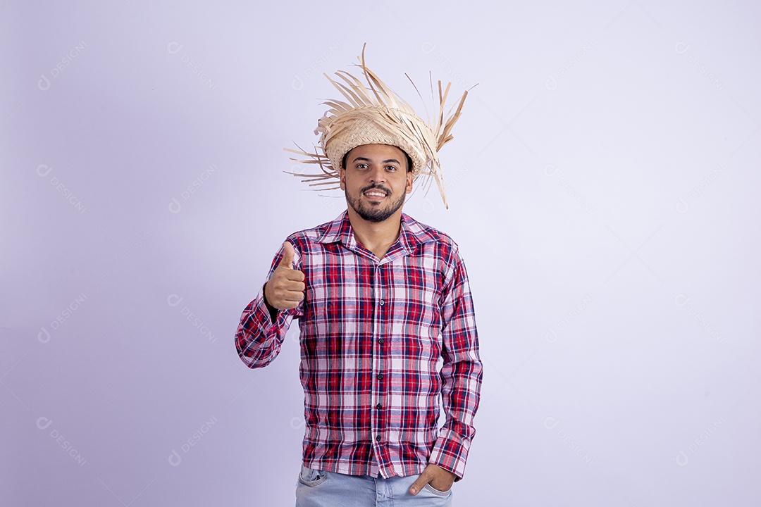 Homem jovem barbudo fantasiado celebrando festas juninas