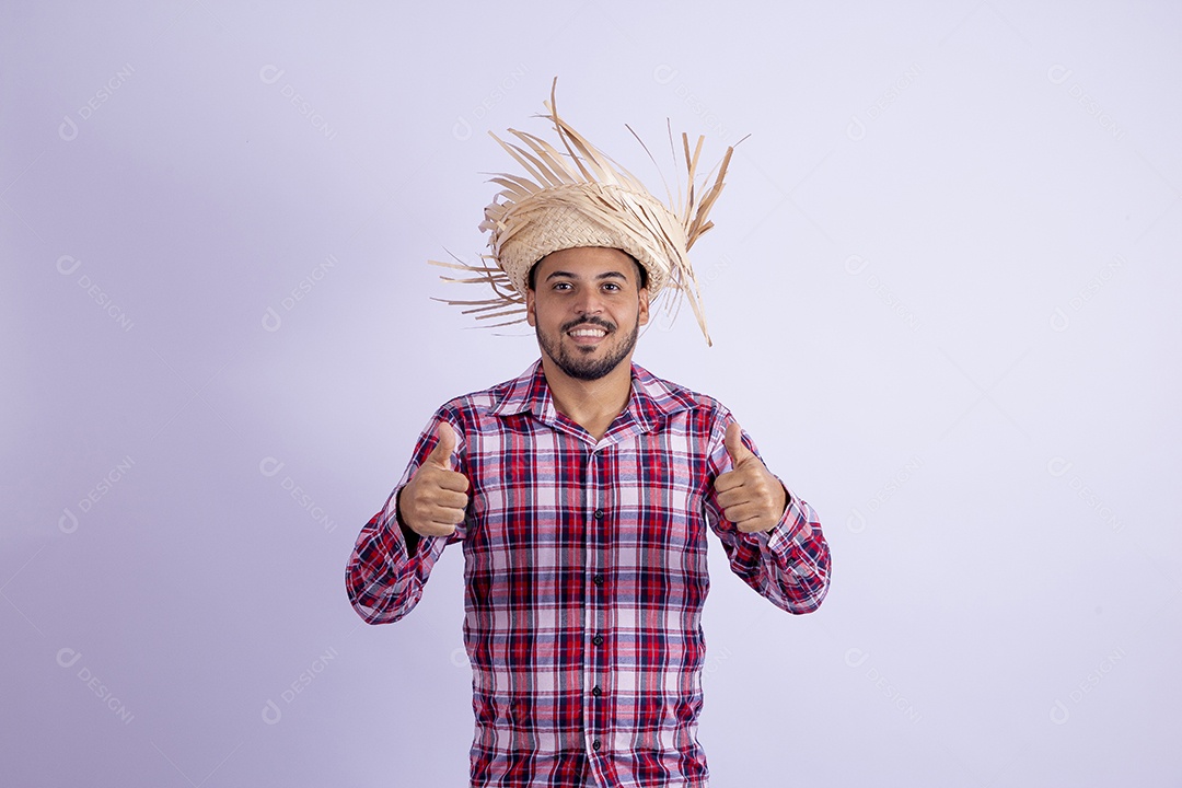 Homem jovem barbudo fantasiado celebrando festas juninas
