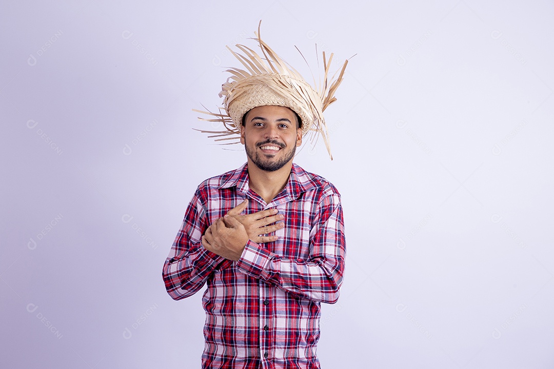 Homem jovem barbudo fantasiado celebrando festas juninas