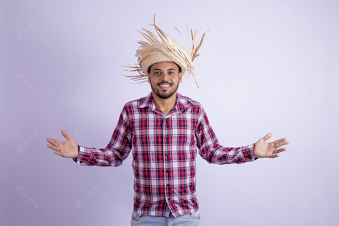 Homem jovem barbudo fantasiado celebrando festas juninas