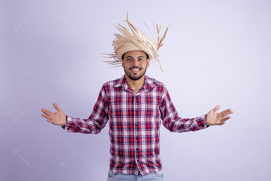 Homem jovem barbudo fantasiado celebrando festas juninas