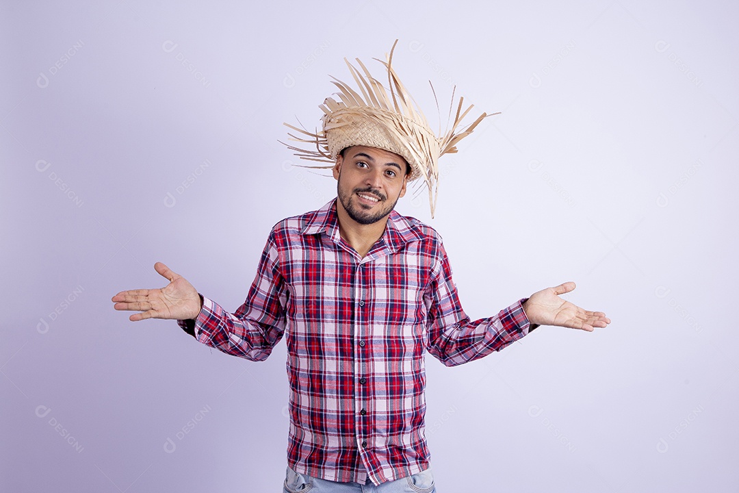 Homem jovem barbudo fantasiado celebrando festas juninas