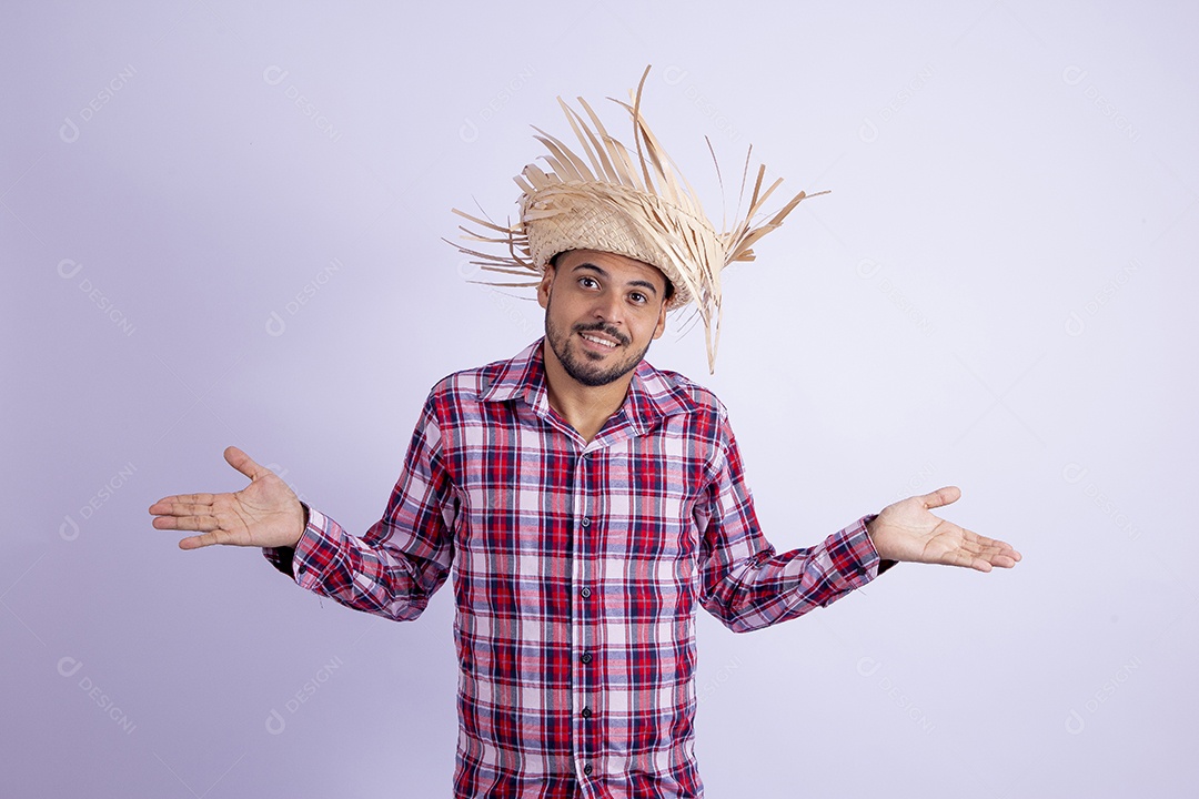 Homem jovem barbudo fantasiado celebrando festas juninas