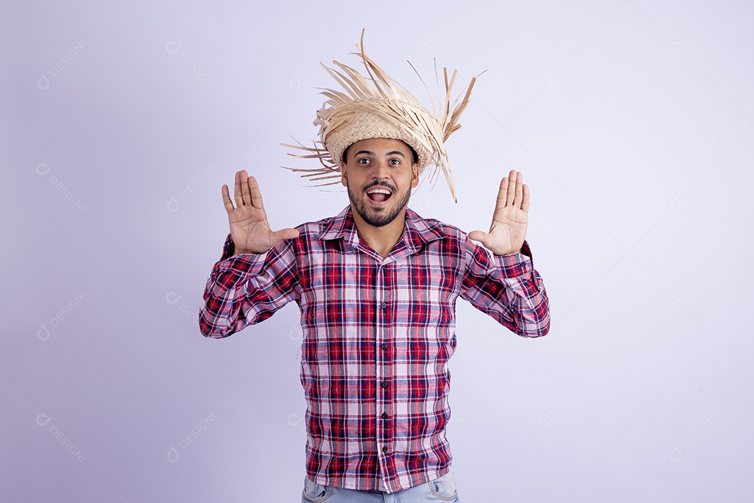 Homem jovem barbudo fantasiado celebrando festas juninas