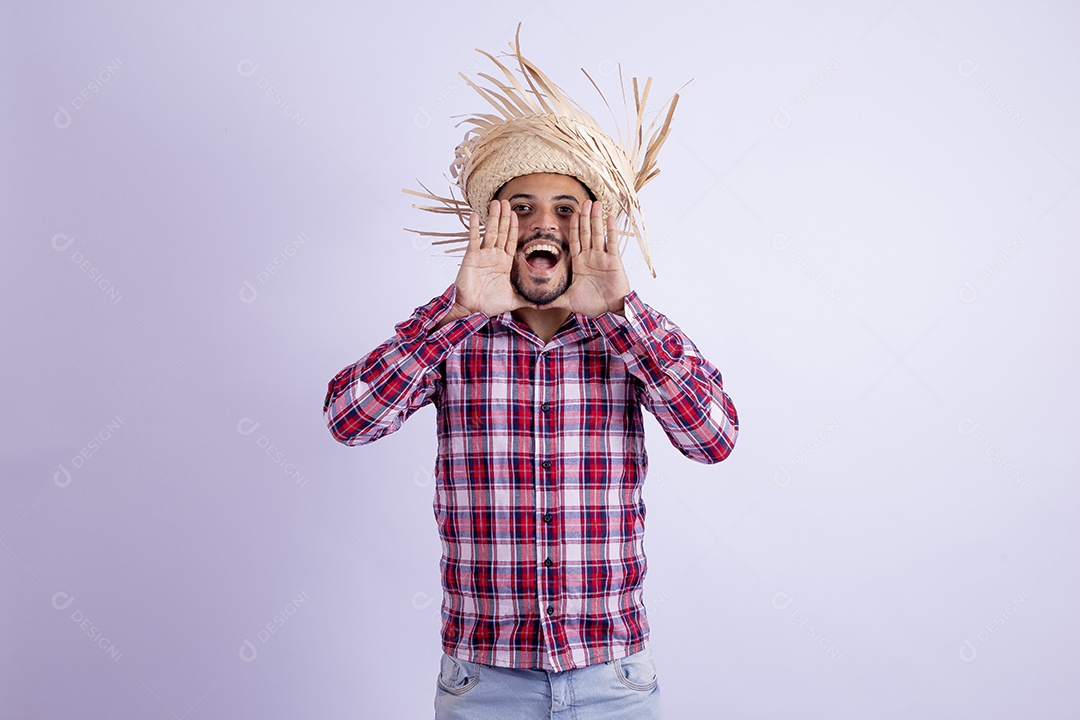 Homem jovem barbudo fantasiado celebrando festas juninas