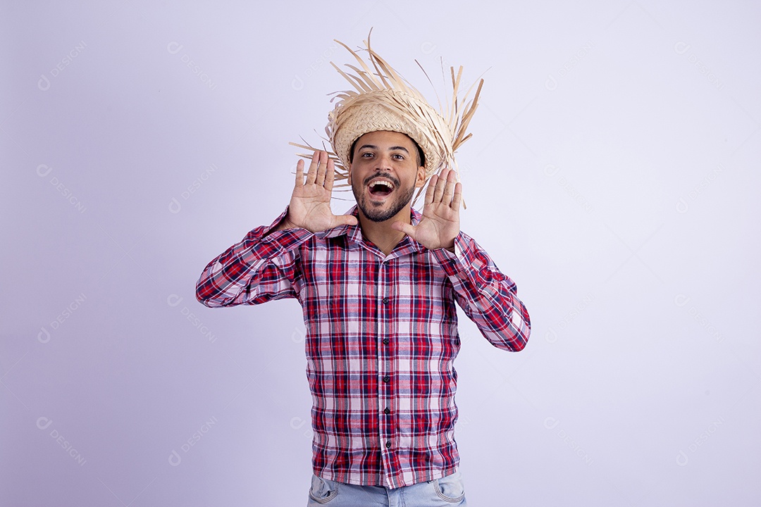 Homem jovem barbudo fantasiado celebrando festas juninas