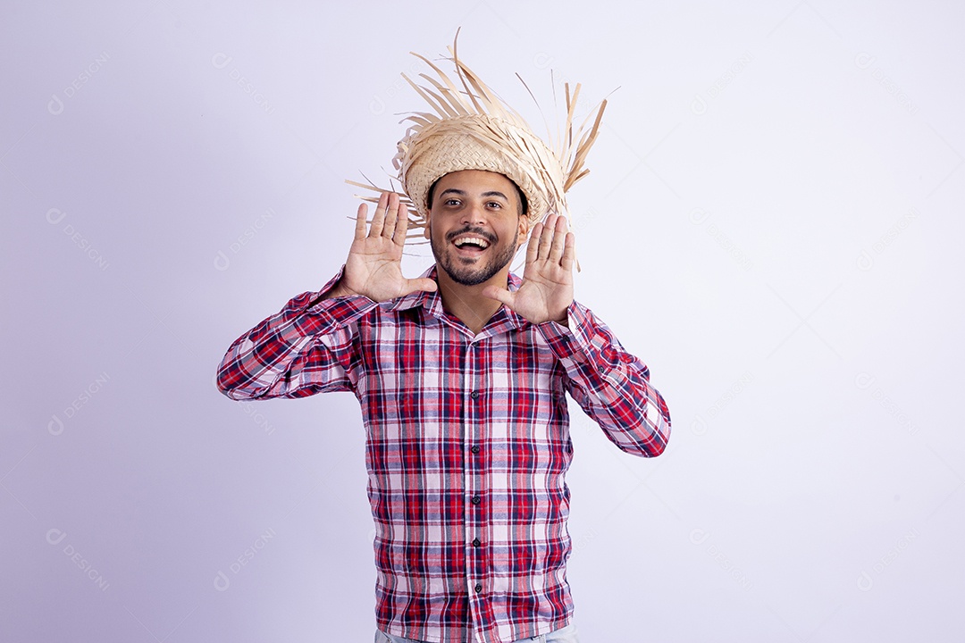 Homem jovem barbudo fantasiado celebrando festas juninas