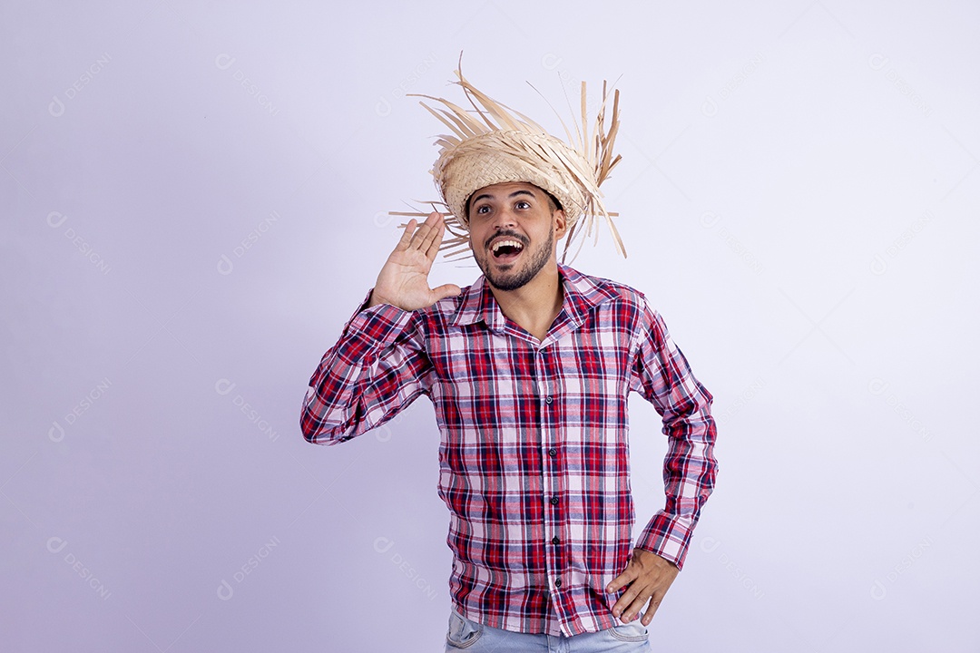 Homem jovem barbudo fantasiada celebrando festas juninas