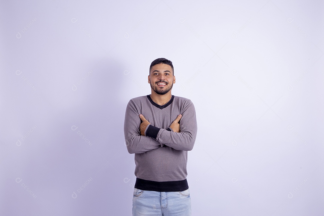 Homem jovem garoto barbudo sobre fundo isolado branco