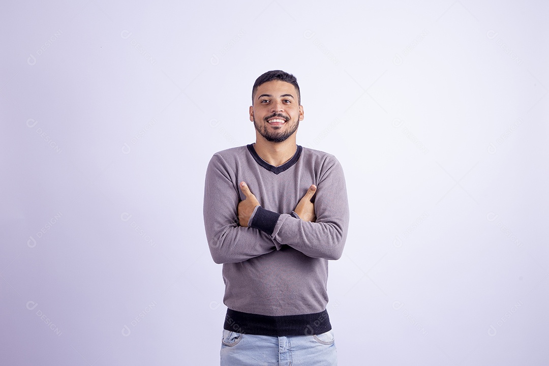 Homem jovem garoto barbudo sobre fundo isolado branco