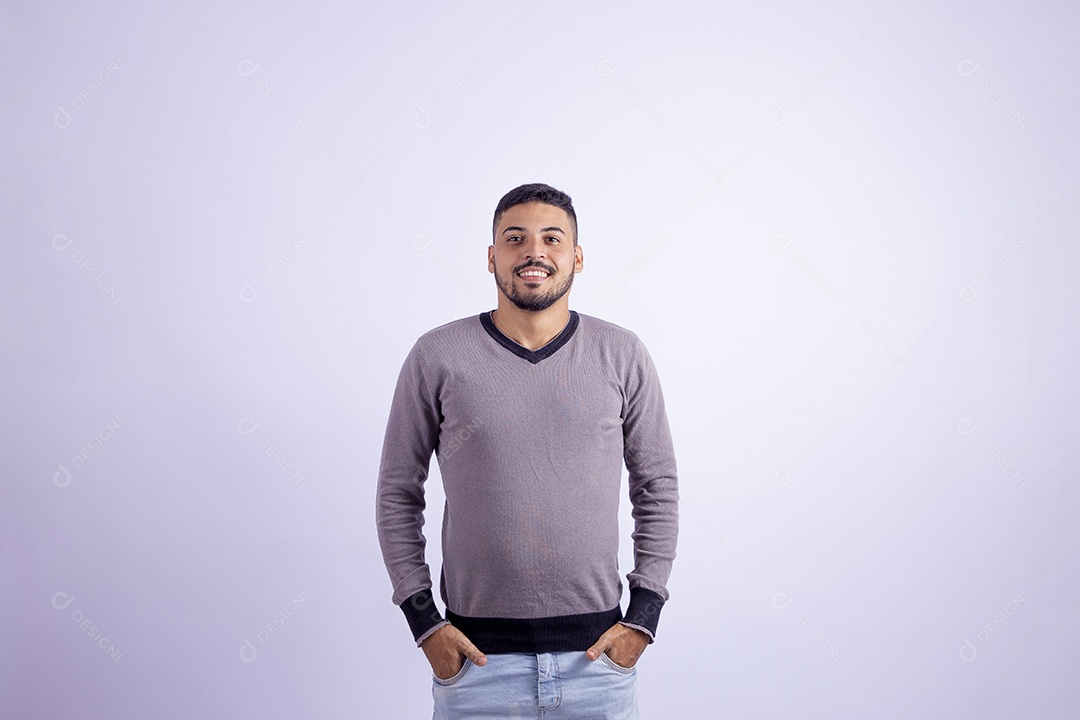 Homem jovem garoto barbudo sobre fundo isolado branco