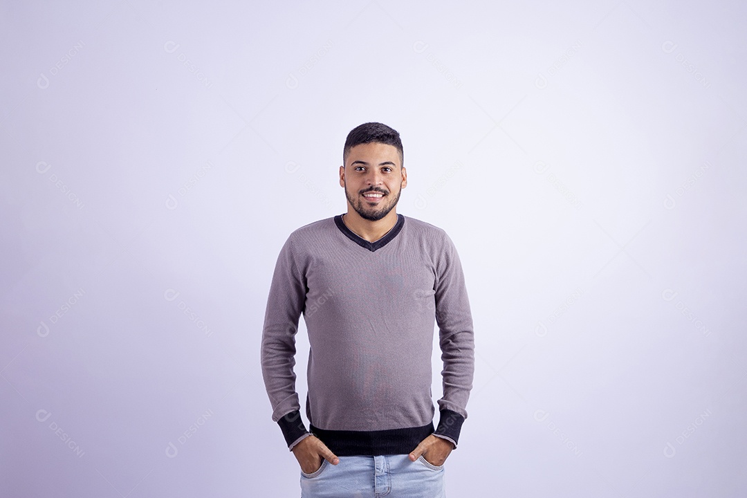 Homem jovem garoto barbudo sobre fundo isolado branco