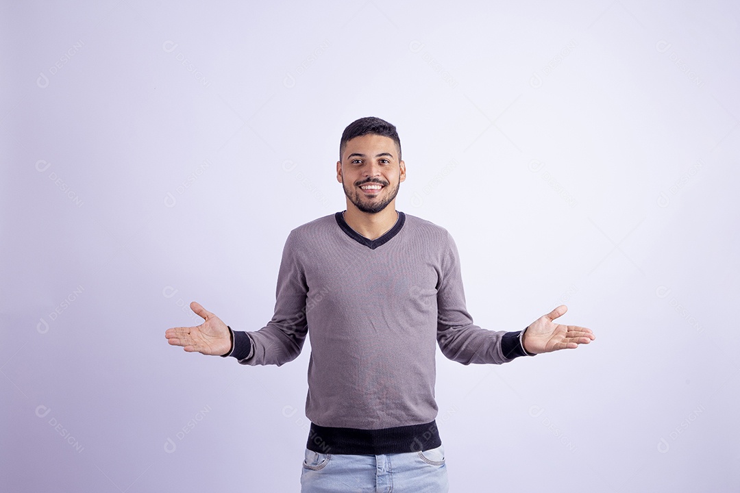 Homem jovem garoto barbudo sobre fundo isolado branco