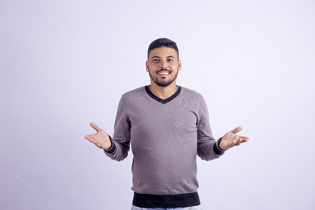 Homem jovem garoto barbudo sobre fundo isolado branco