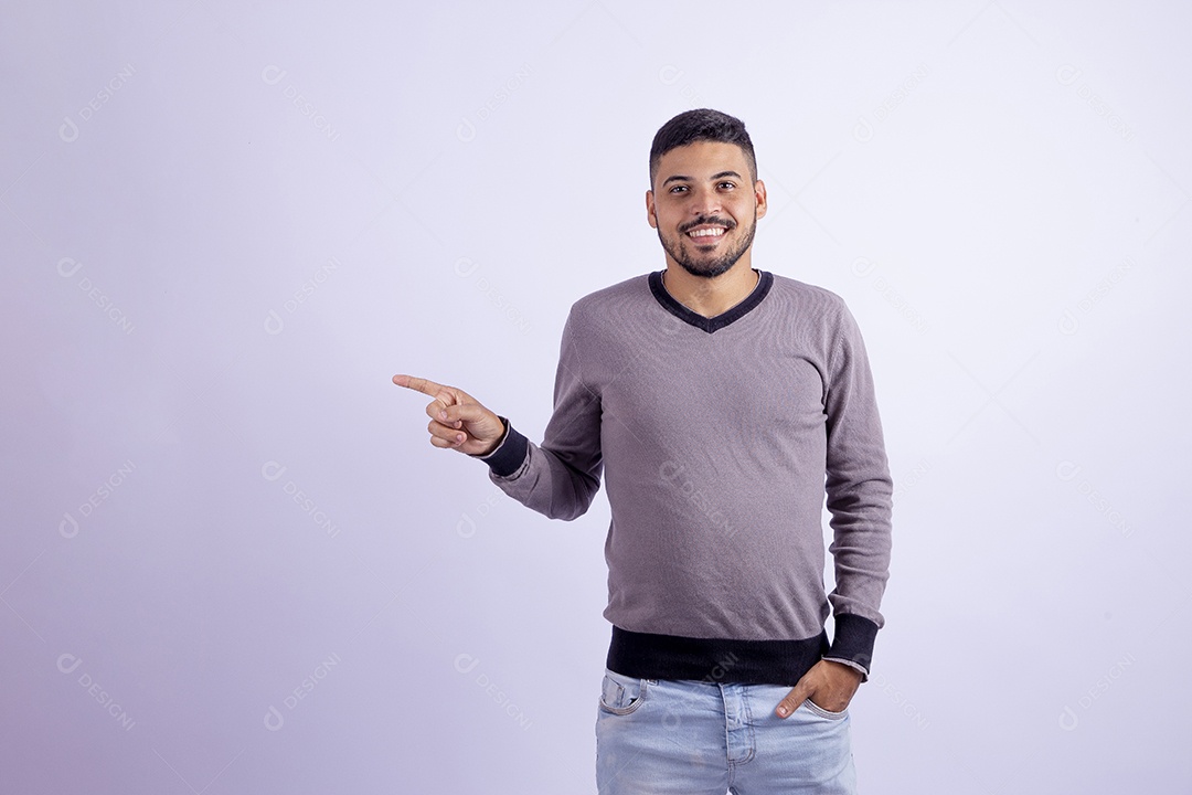 Homem jovem garoto barbudo sobre fundo isolado branco