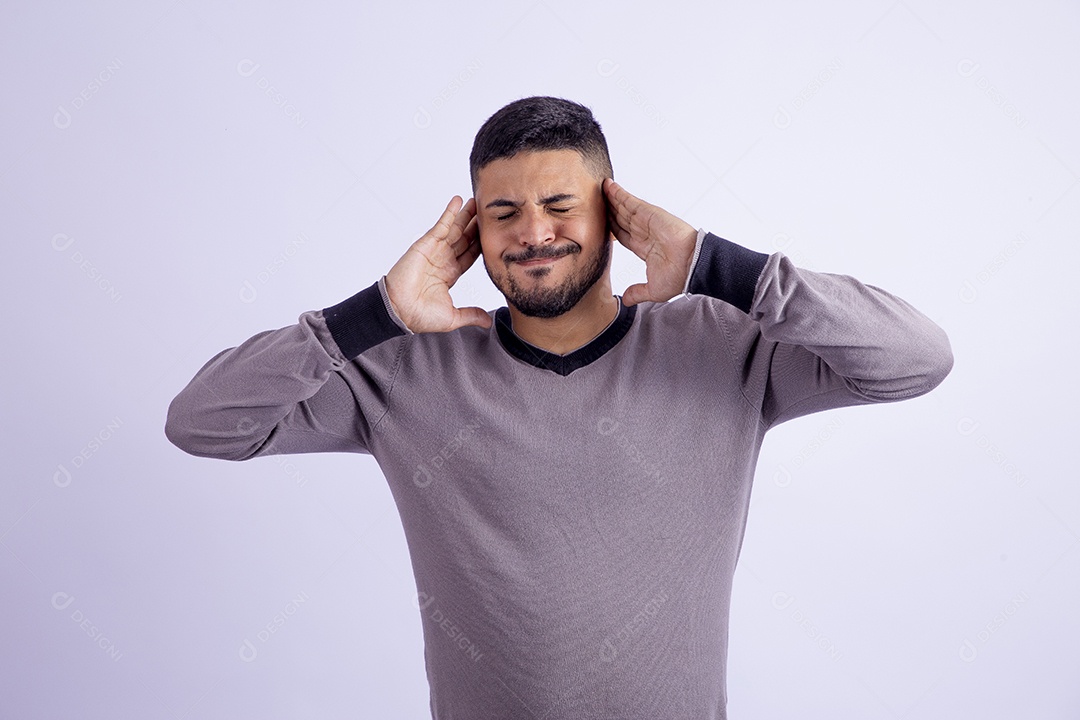 Homem jovem garoto barbudo sobre fundo isolado branco