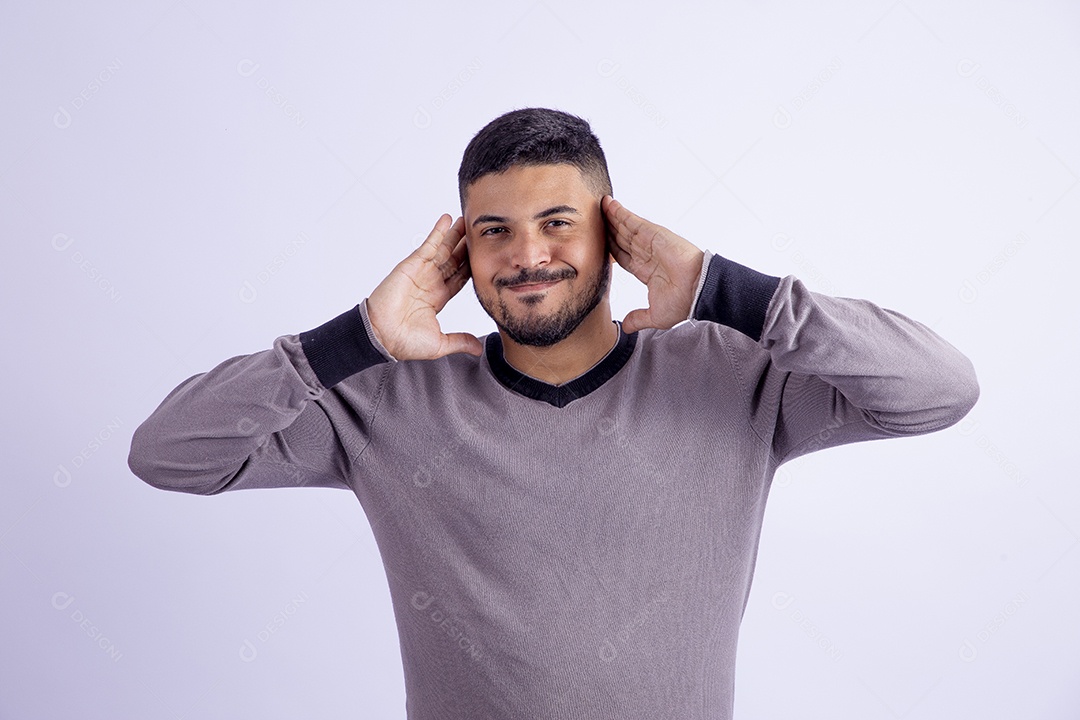 Homem jovem garoto barbudo sobre fundo isolado branco