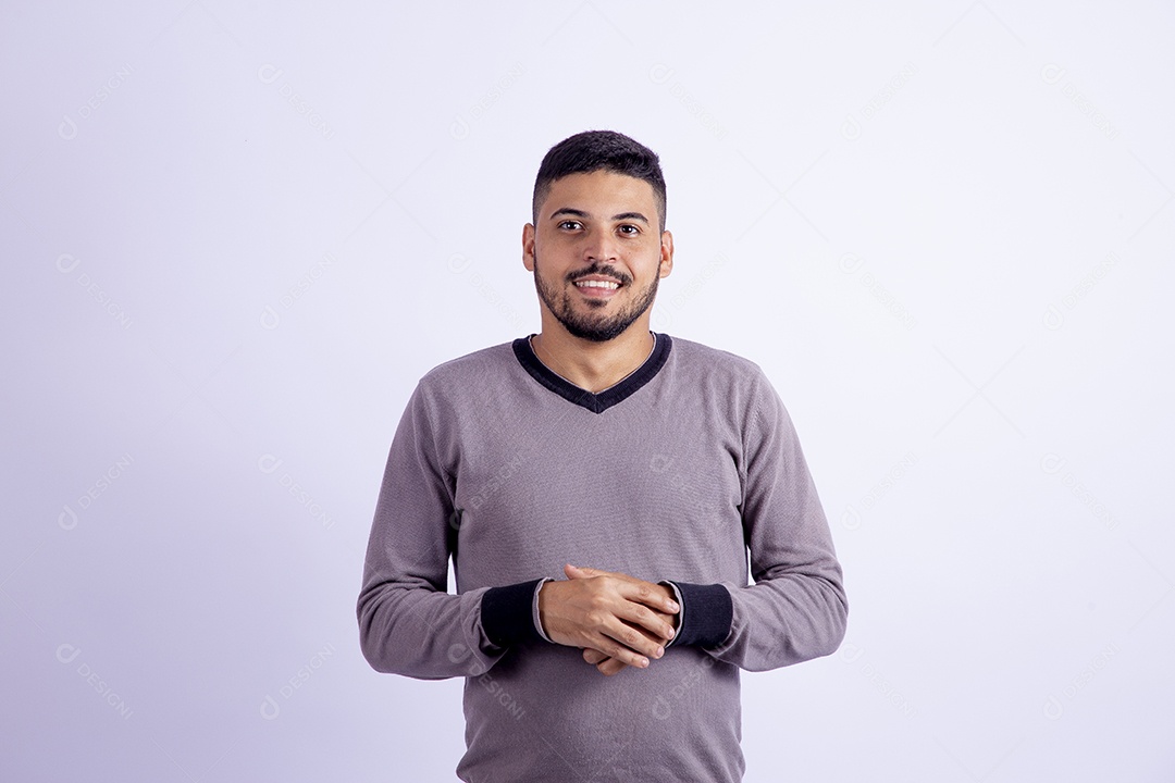 Homem jovem garoto barbudo sobre fundo isolado branco