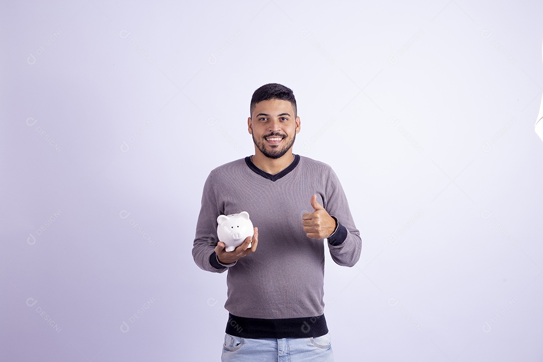 Homem jovem garoto barbudo segurando cofre sobre fundo isolado branco