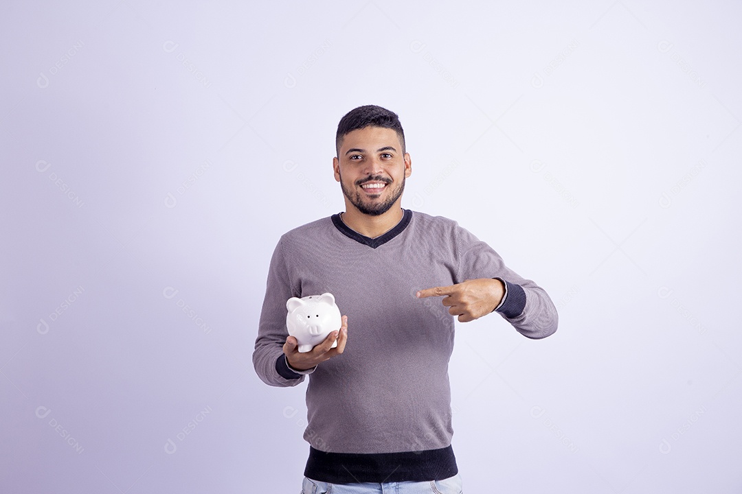 Homem jovem garoto barbudo segurando cofre sobre fundo isolado branco